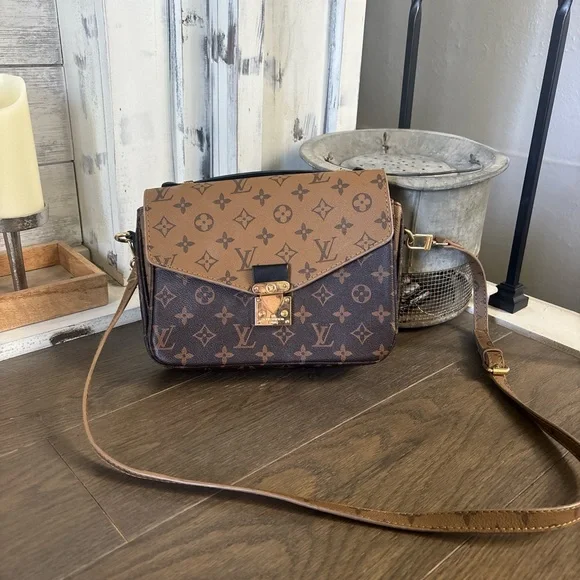 LV - Crossbody Bag - Picture 1 of 7
